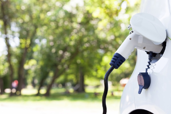Bornes de recharge de véhicules électriques : un paiement par carte bancaire ?