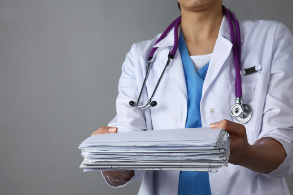 Un médecin remplaçant doit-il établir un nouveau dossier médical ?