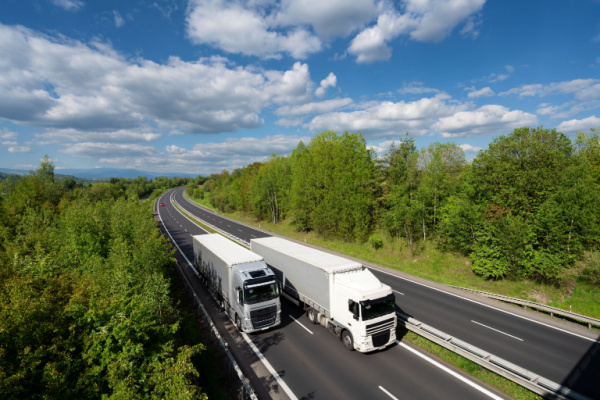 Poids lourds : vers une interdiction générale de dépassement ?