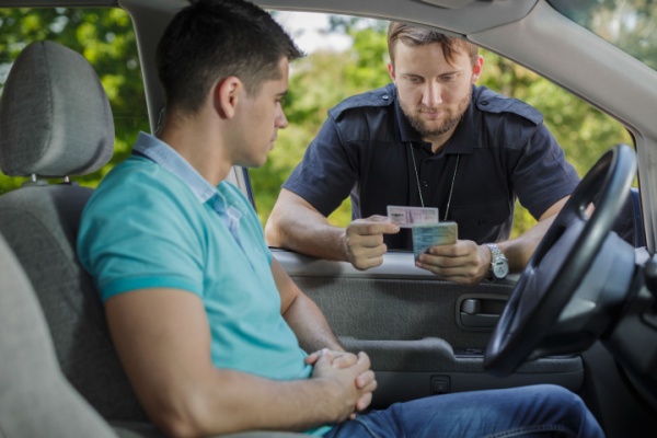 Perte du permis de conduire du salarié itinérant : licenciement automatique ?